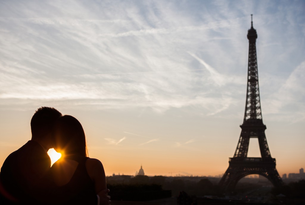 Romantisches Paar Fotoshooting Paris Eiffelturm